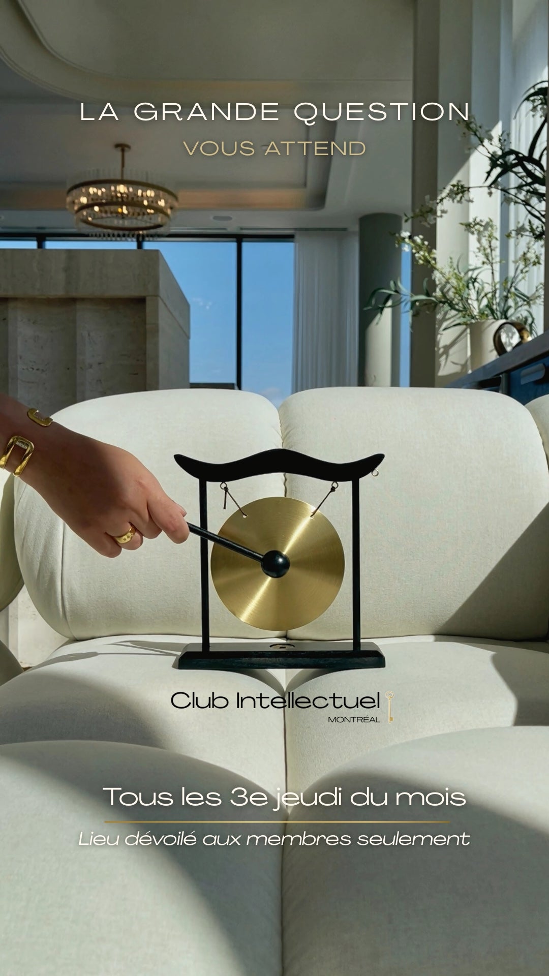 LA GRANDE QUESTION, LE CONCEPT DU CLUB INTELLECTUEL MONTREAL TOUS LES 3E JEUDI DU MOIS RESERVES AUX MEMBRES, AVEC UN GONG DORE QUI RYTHME LES TABLES.