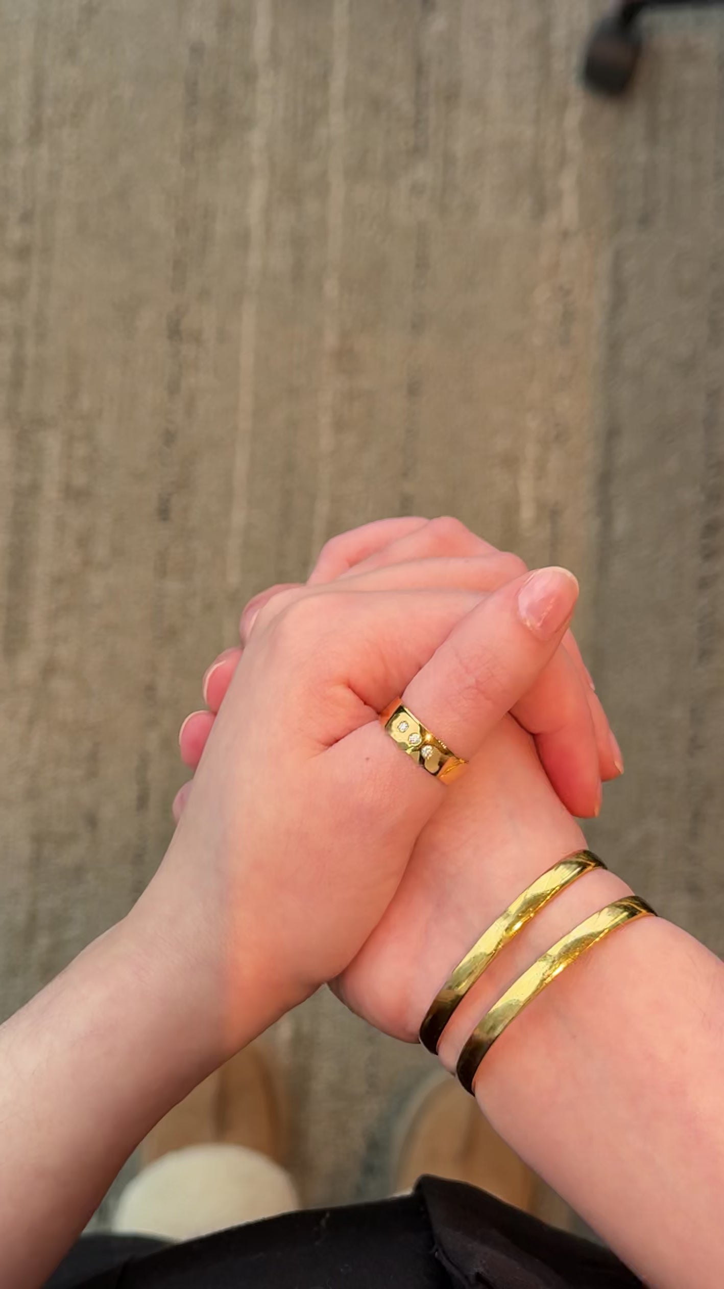 Video showcasing the DOLCE 6mm ring worn on a hand model in yellow gold on the thumb in winter.