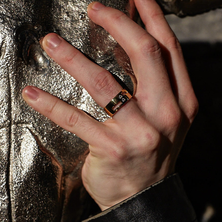 Meet in the middle, gold ring 24k, for men, by DE MONT Fine jewelry, based on a true love story.