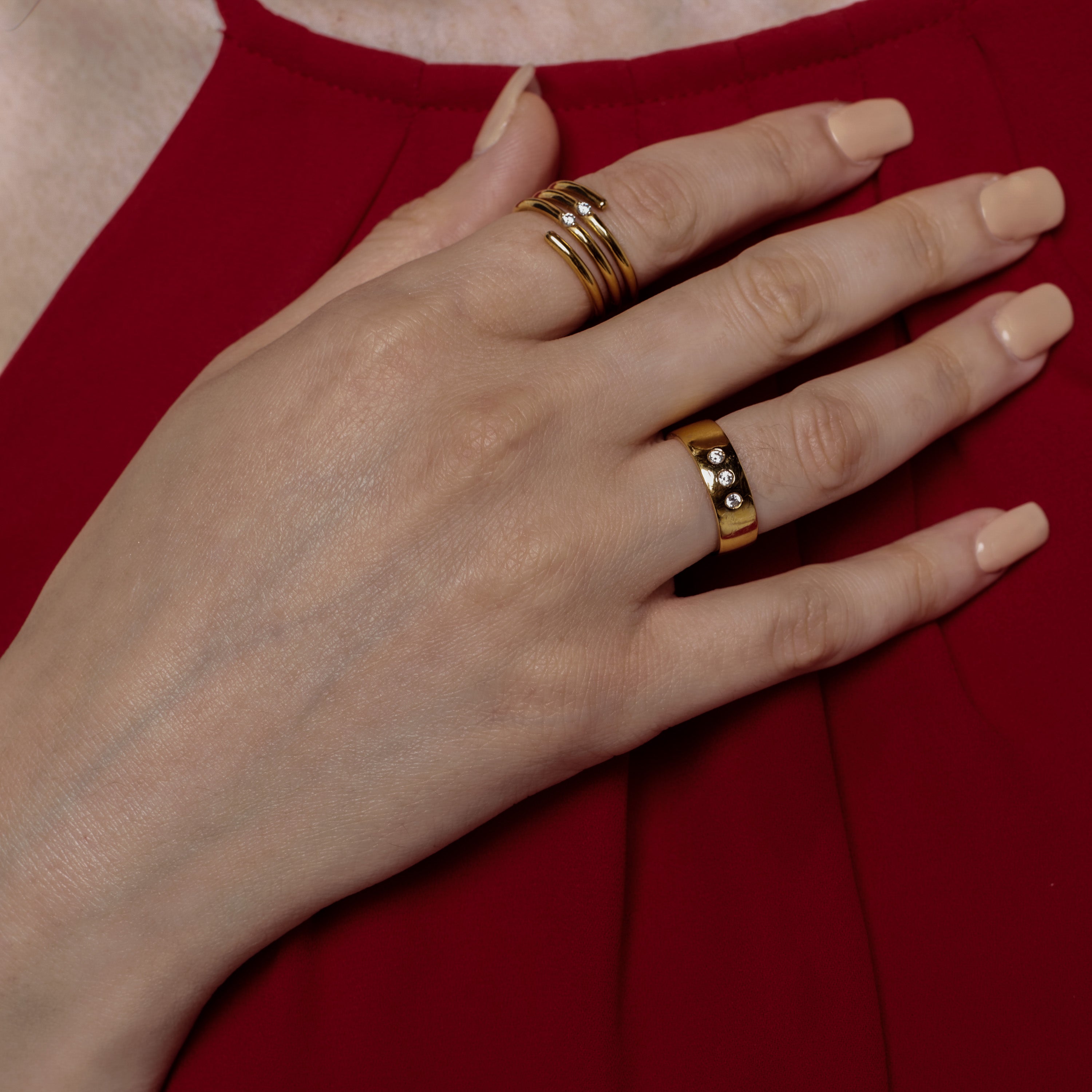 Inspired by a poetic ode to farniente, DOLCE features 3 stones like ellipses, a tribute to slowness, pleasure, and elegant pause. Made in Montreal in solid yellow gold (10k,14k,18k) and vermeil 24k.