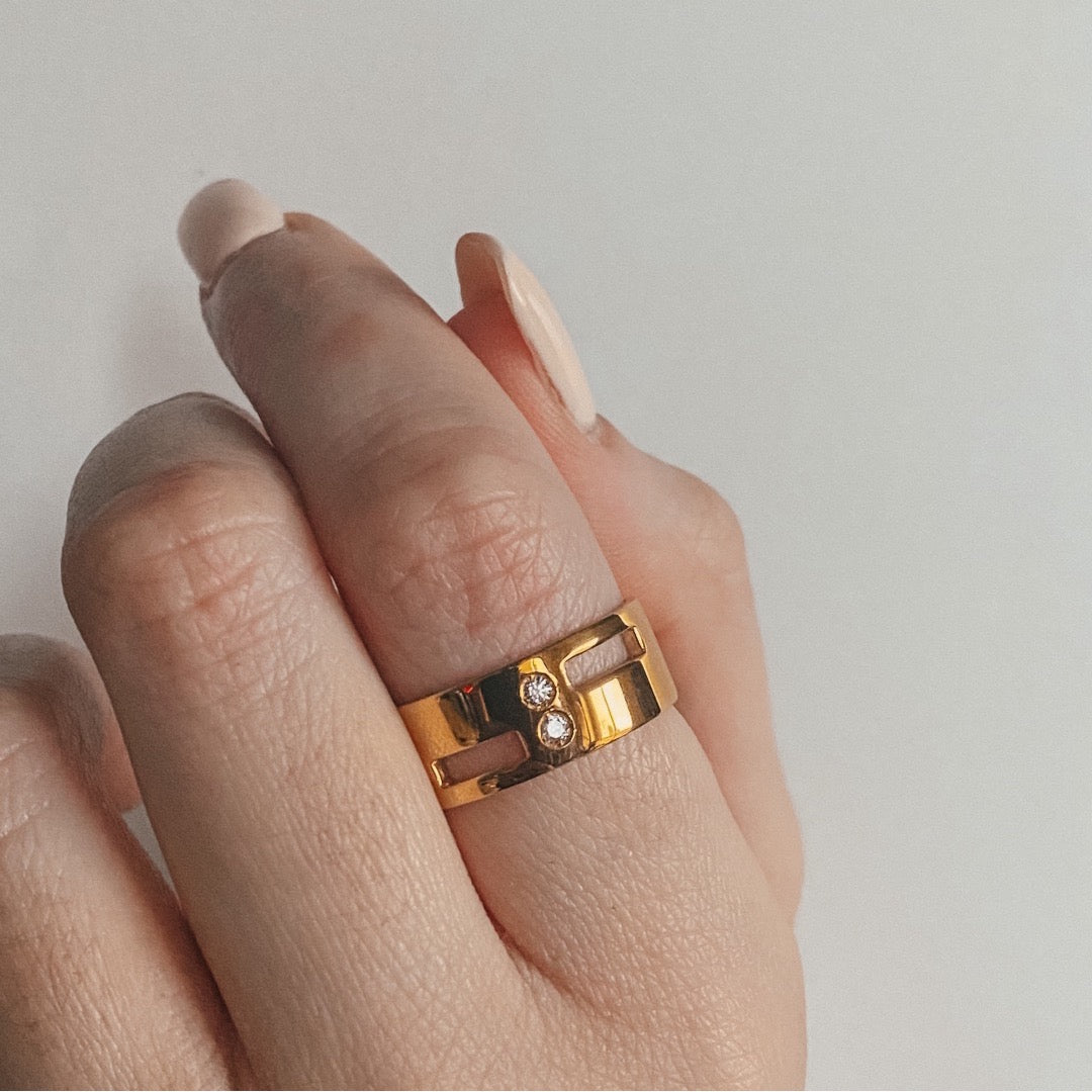 Meet in the Middle symbolic couple ring in gold worn by a woman handcrafted in Montreal by DE MONT Fine Jewelry