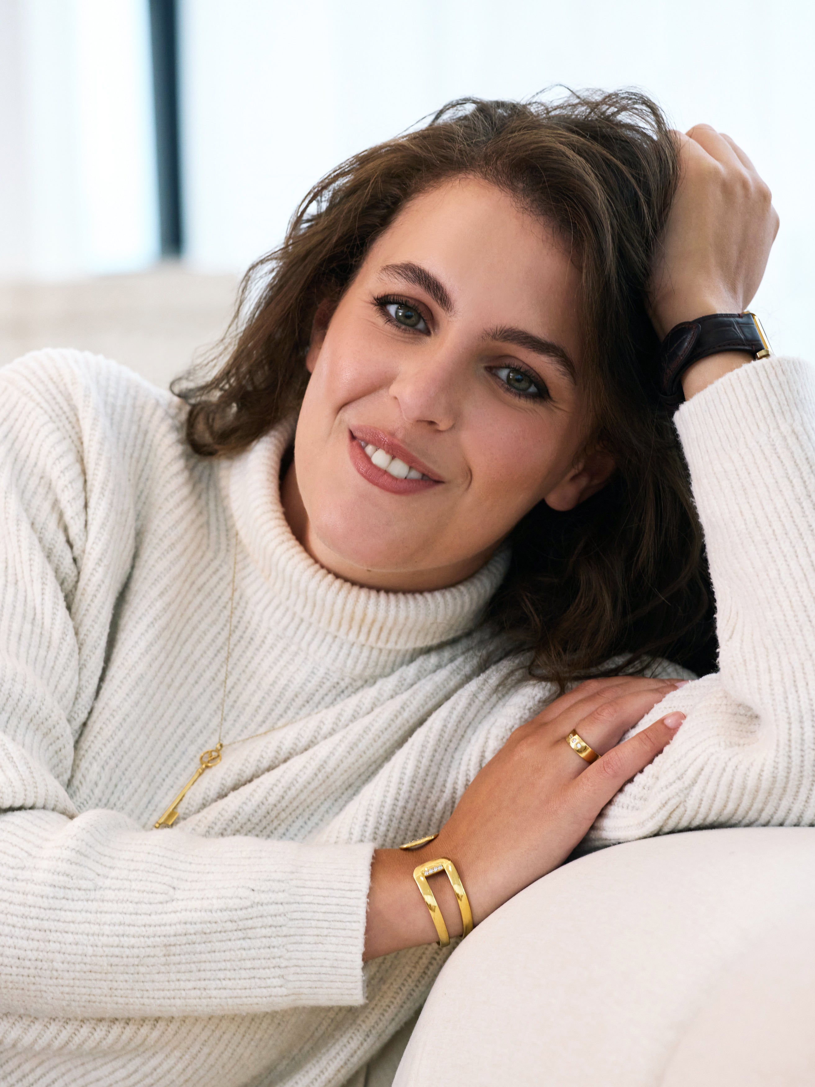 Alicia Djouab portrait professionnel avec un pull d'hiver couleur ivoire.