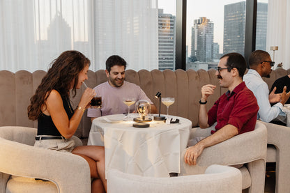Discussions et Rires au Club Intellectuel Montreal avec Alicia Djouab, Michel Madi et Henrique Jhong.