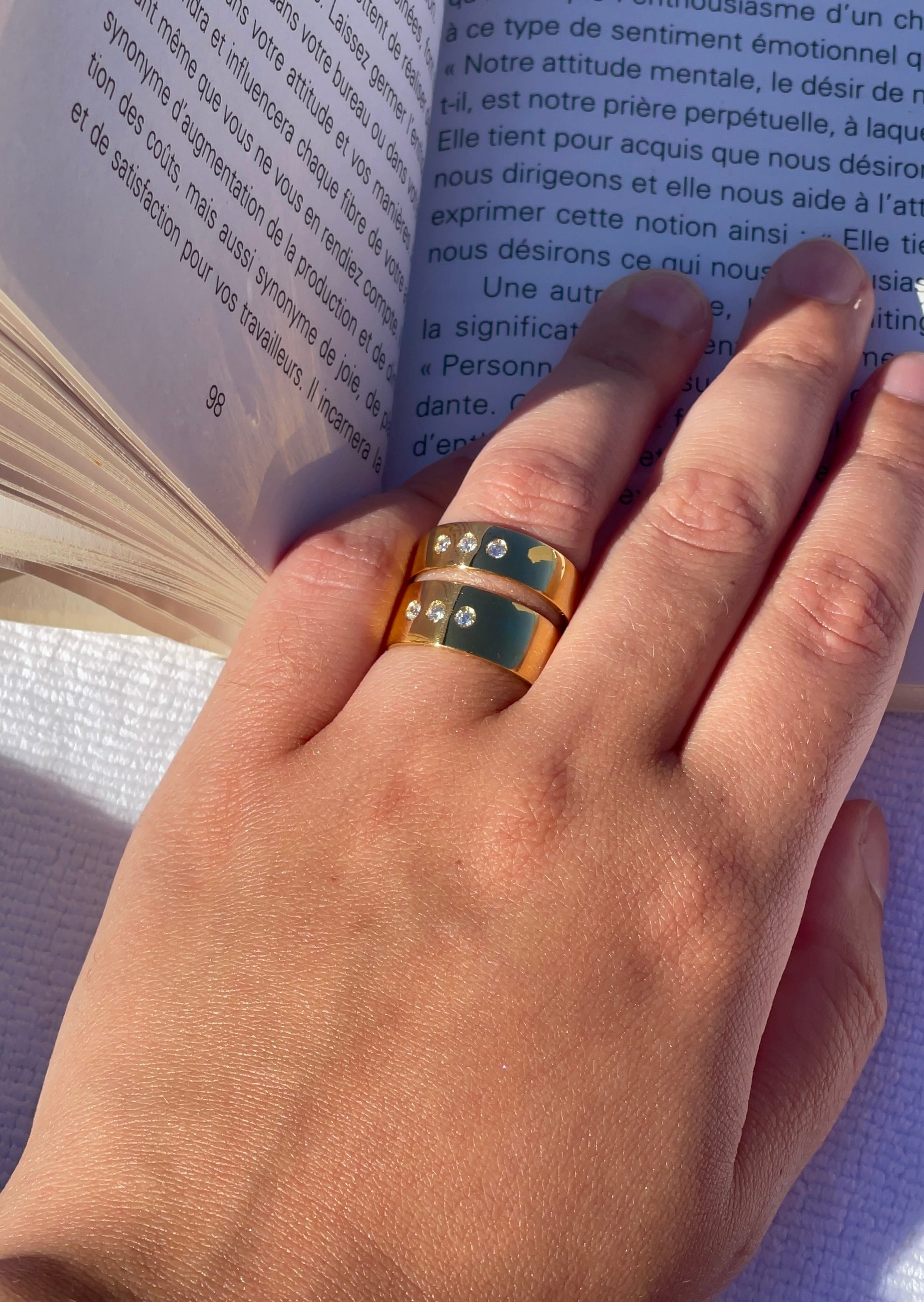 Inspired by a poetic ode to farniente, DOLCE features 3 stones like ellipses, a tribute to slowness, pleasure, and elegant pause. Made in Montreal in solid yellow gold (10k,14k,18k) and vermeil 24k.
