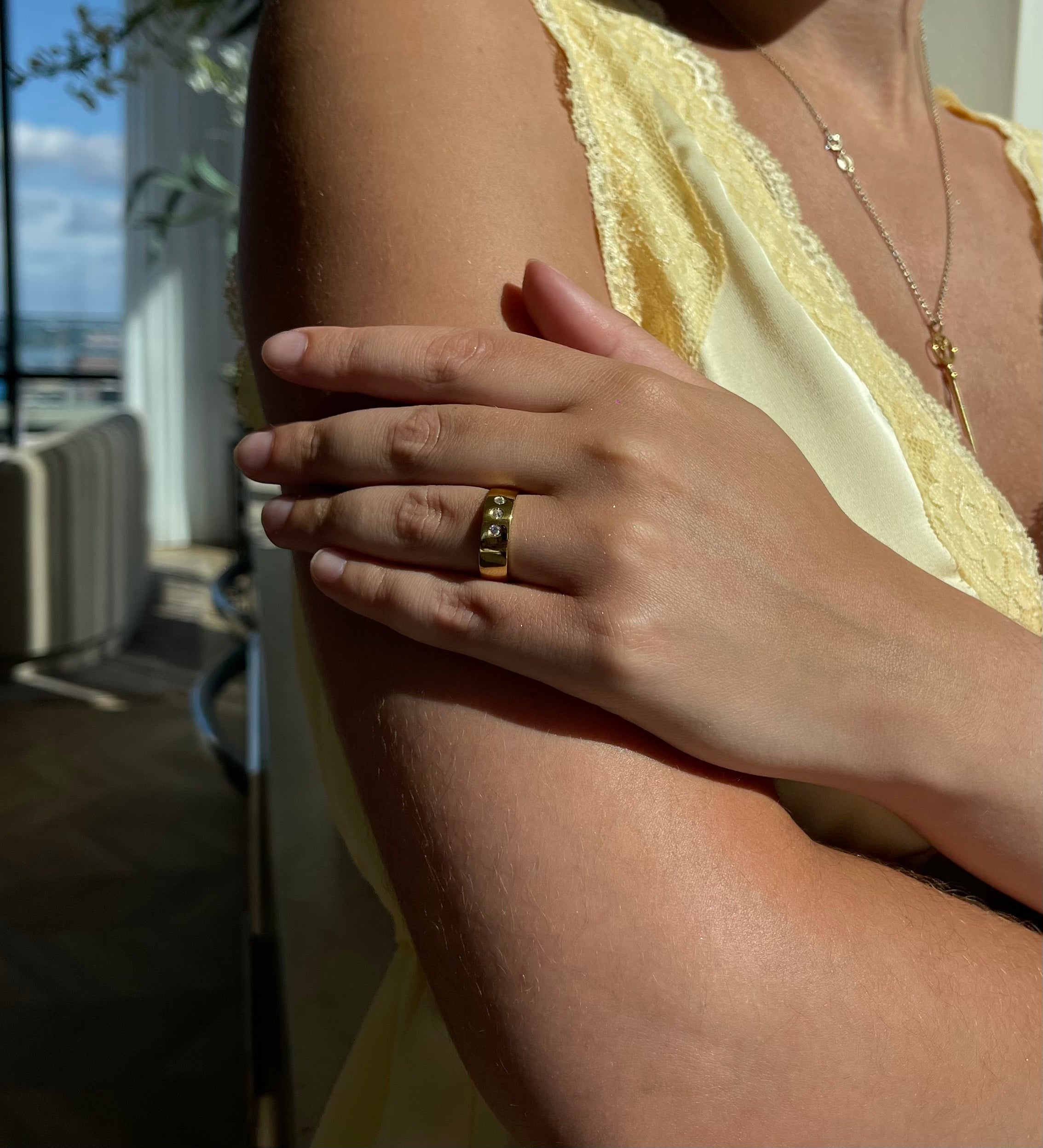 Inspired by a poetic ode to farniente, DOLCE features 3 stones like ellipses, a tribute to slowness, pleasure, and elegant pause. Made in Montreal in solid yellow gold (10k,14k,18k) and vermeil 24k.