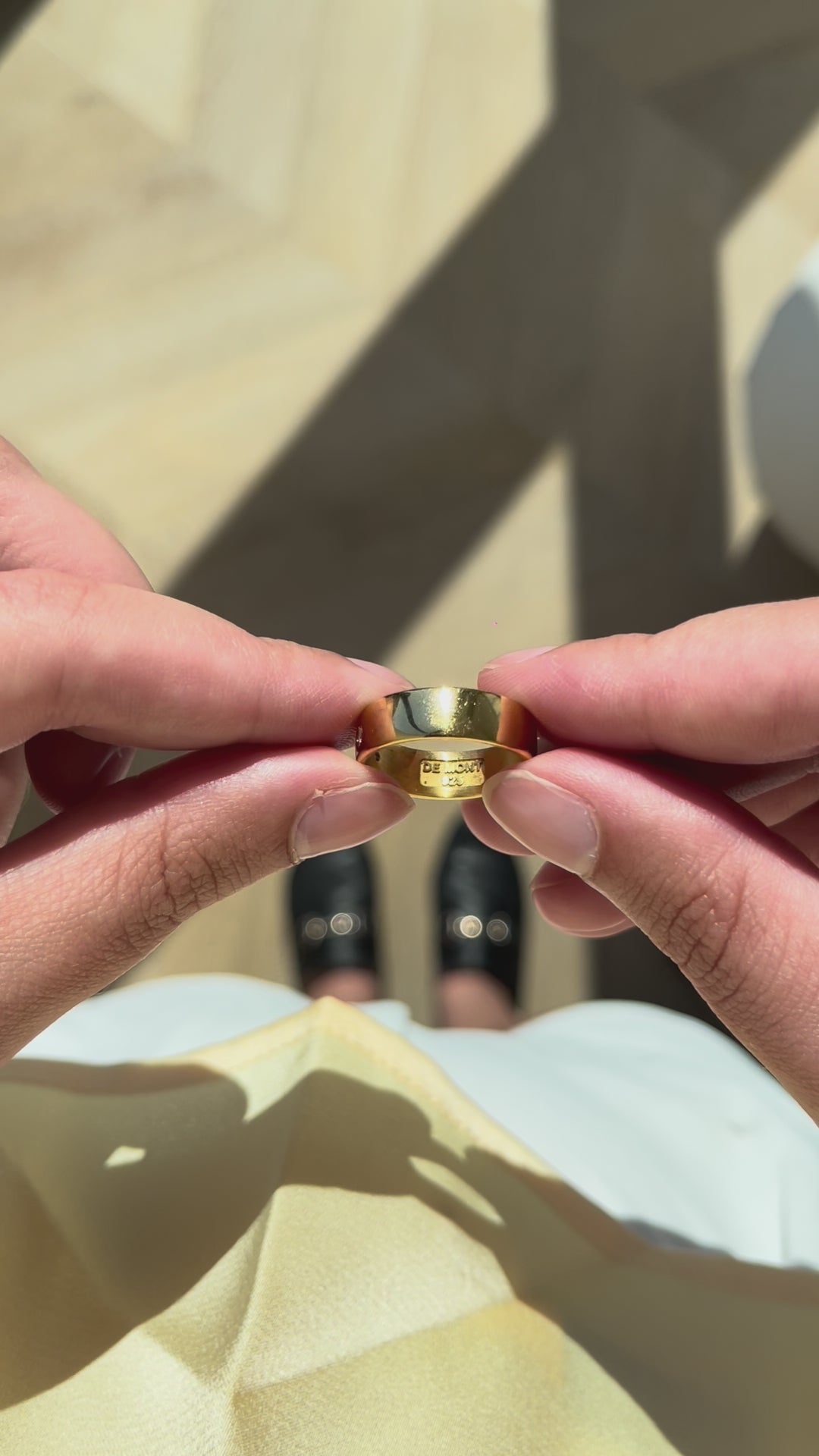 video Showcasing the stamp of DE MONT Fine Jewelry on DOLCE, Inspired by a poetic ode to farniente, features 3 stones like ellipses, a tribute to slowness, pleasure, and elegant pause. Made in Montreal in solid yellow gold (10k,14k,18k) and vermeil 24k.