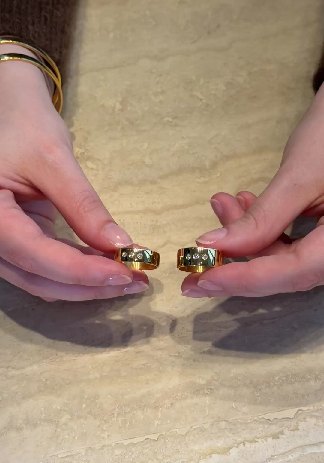 Video showcasing DOLCE rings both in 6mm and 8mm to see the difference between both rings width in yellow gold.