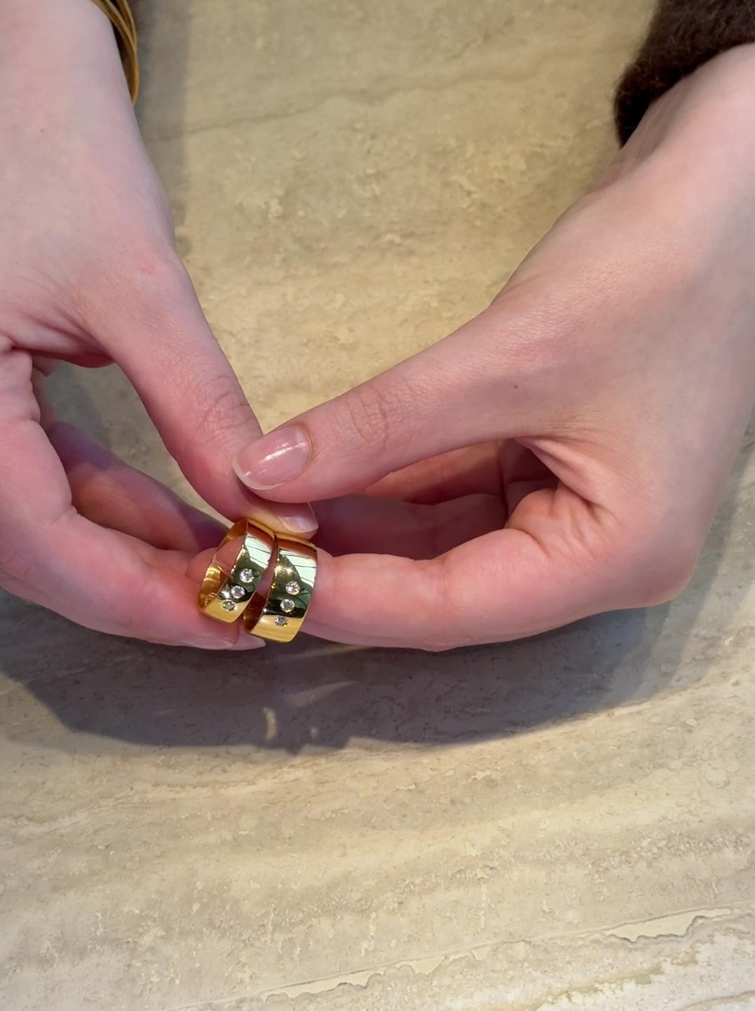 Video showcasing DOLCE rings both in 6mm and 8mm to see the difference between both rings width in yellow gold worn on a hand model.