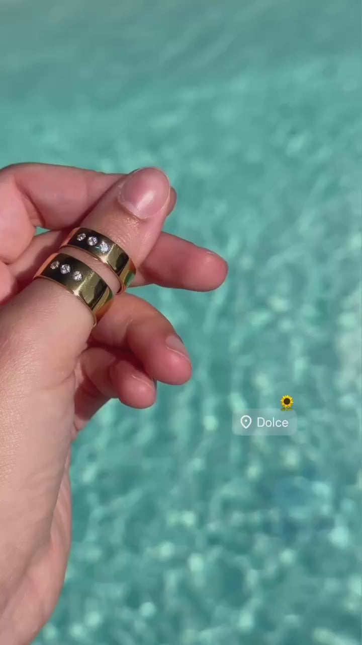 DOLCE 6mm and 8mm rings worn on hand model, in summer, in montreal, by a blue sky swimmingpool.