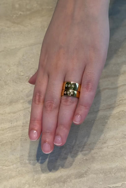 Video showcasing the DOLCE 6mm  and 8mm rings worn on a hand model in yellow gold on the thumb in winter.