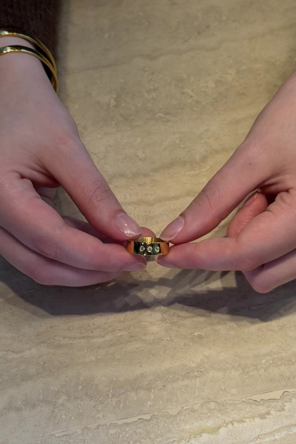 video Showcasing DOLCE, Inspired by a poetic ode to farniente, features 3 stones like ellipses, a tribute to slowness, pleasure, and elegant pause. Made in Montreal in solid yellow gold (10k,14k,18k) and vermeil 24k.