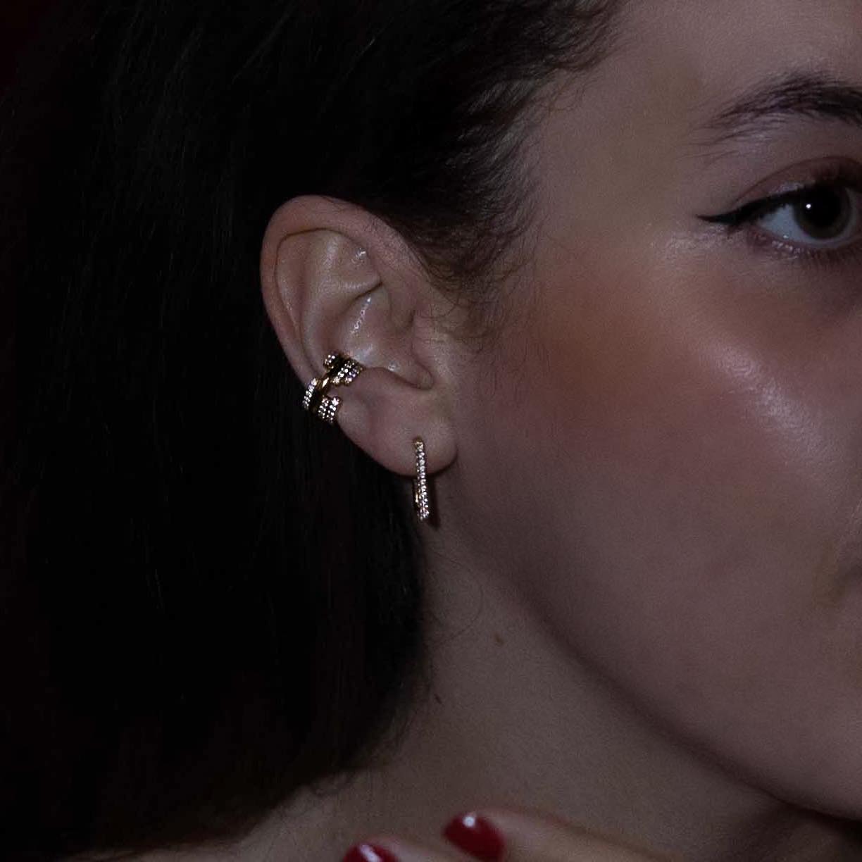 Upper E ring and earcuff worn by Alicia Djouab at the theatre of MAGJUSGEN.